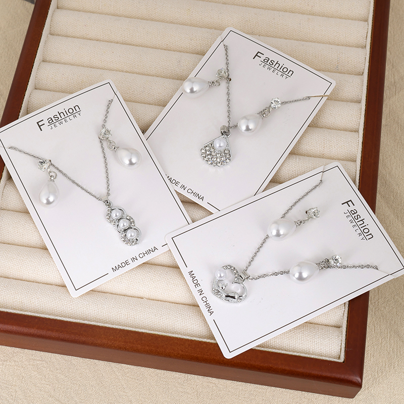 Diamond pearl necklace suit