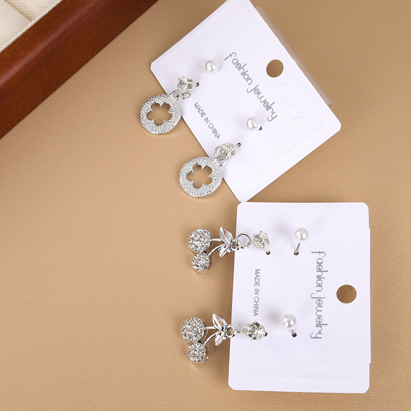 Point drill modeling two pairs of earrings - Image 3