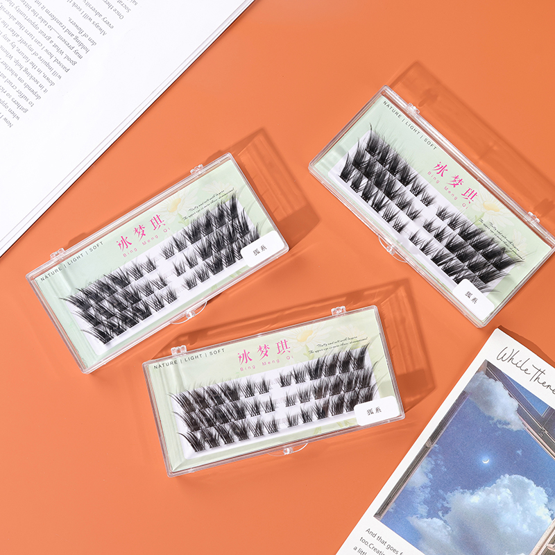 Boxed false eyelashes (random)