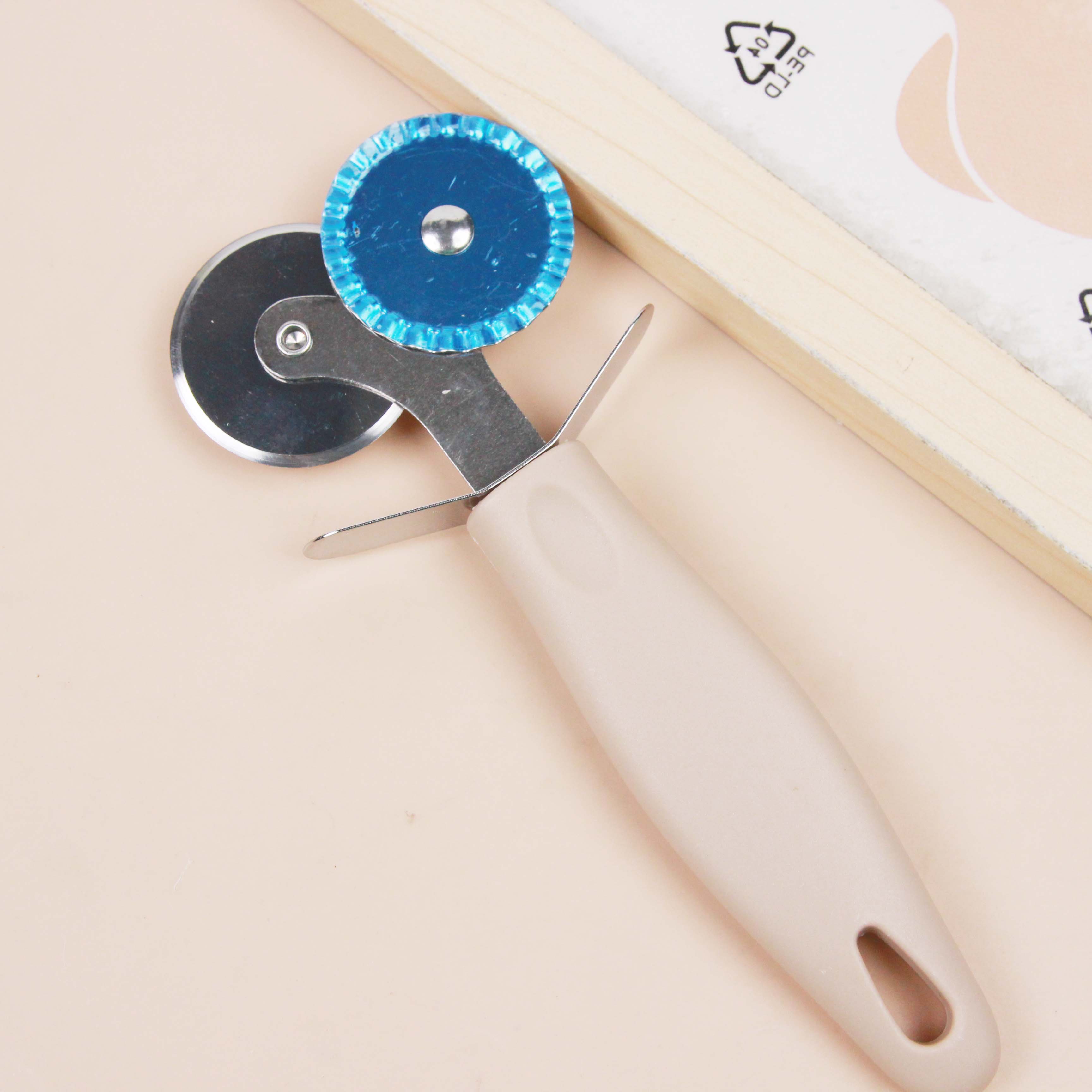 Khaki double round pizza cutter