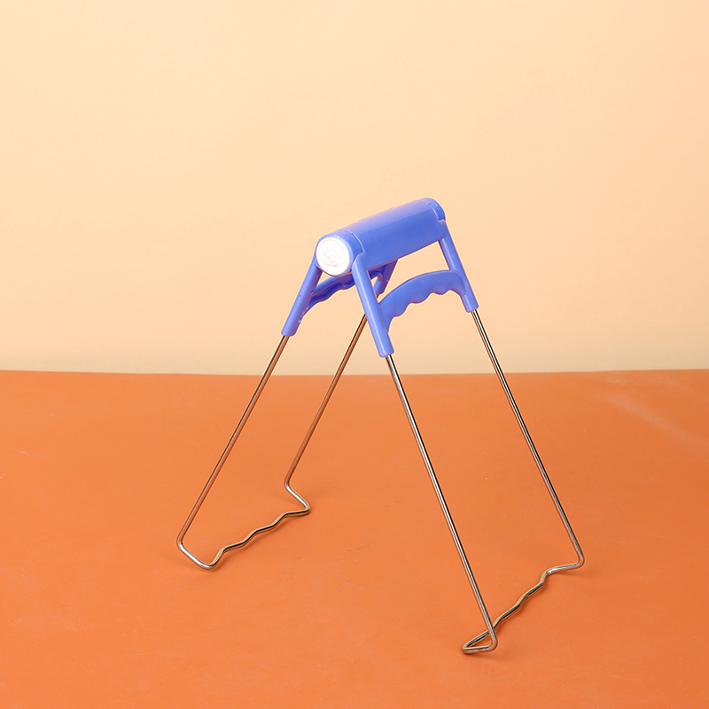 Non-magnetic tray lifting device (600, bowl grabbing device)