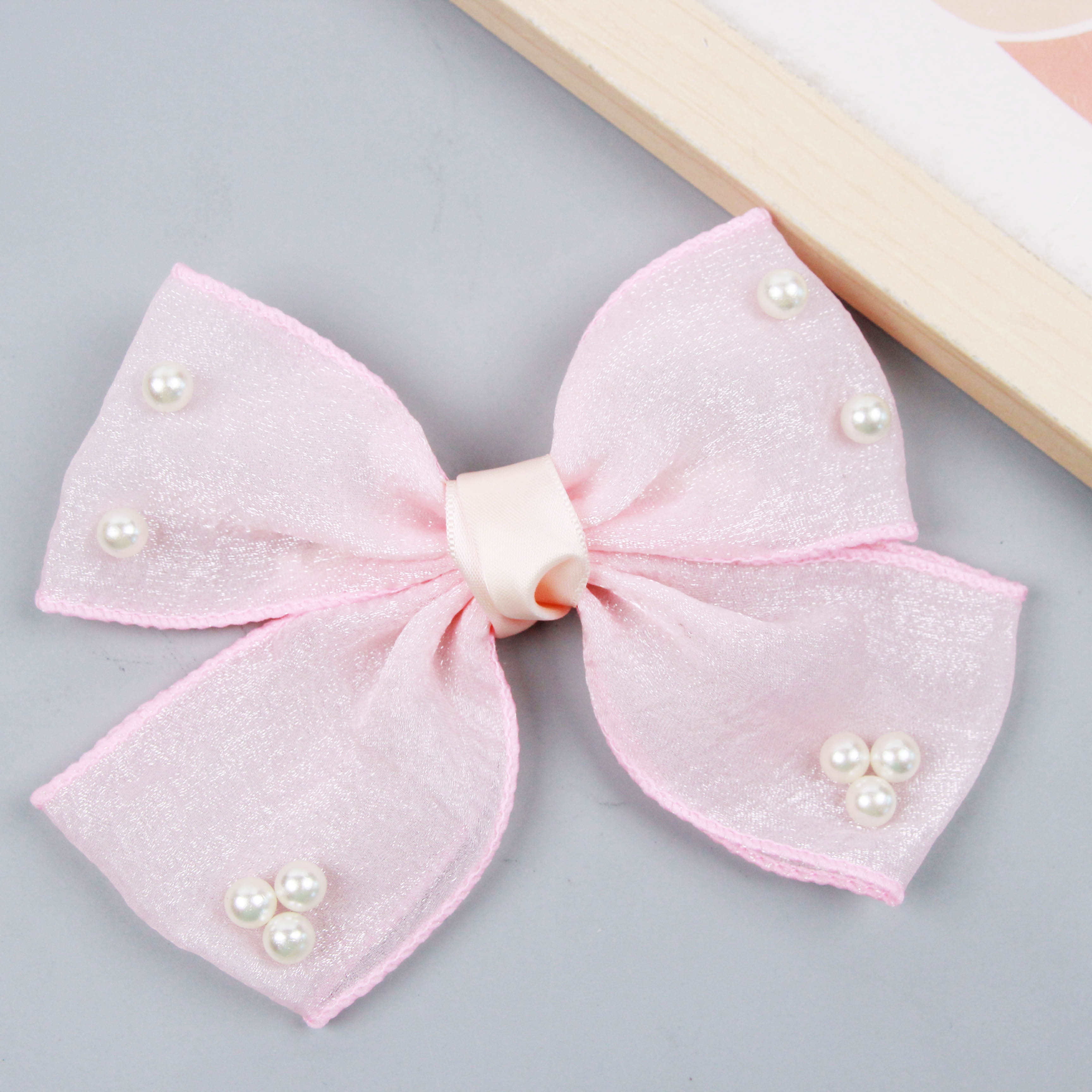 Bagged seersucker beaded bow duck clip